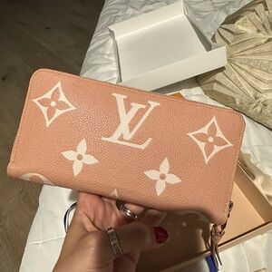 Louis Vuitton zippy wallet